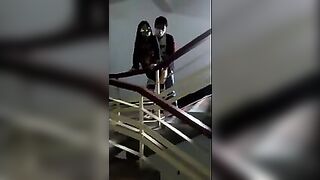在大學校園的樓梯間做愛 校園樓梯間的激情性愛