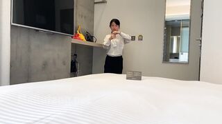 台灣大神酒店約炮企業女秘書 羞澀緊張 脫光後變淫婦 啪啪表情猙獰內射