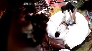 酒店情趣圓床偷拍 牛仔褲氣質美女下班和主管開房 主動脫下領導的褲子 騎坐屌上