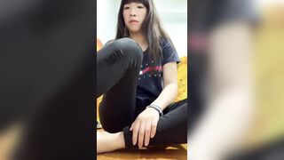 台灣學妹掰開鮑魚給炮友看看是否還是處女 1