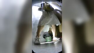 酒吧女廁小手電筒補光偷拍多位美女 肥美的小黑鮑-3
