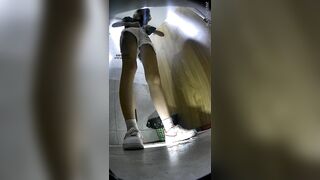 酒吧女廁小手電筒補光偷拍多位美女 肥美的小黑鮑-3