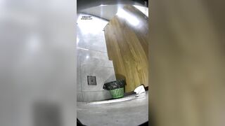 酒吧女廁小手電筒補光偷拍多位美女 肥美的小黑鮑-3