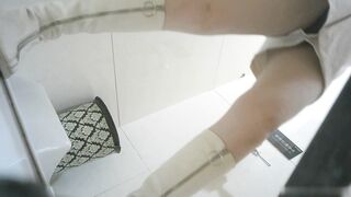 公廁偷拍 極品顏值小美女-02