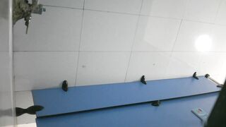 公廁偷拍 極品顏值小美女-11