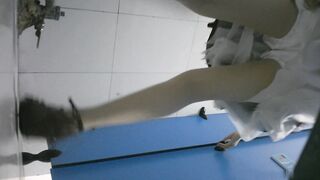公廁偷拍 極品顏值小美女-11