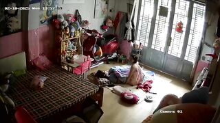 家庭攝影機偷拍 性飢渴少婦白天在客廳擼硬睡覺中老公的雞巴 直接坐上去爽
