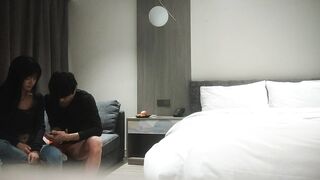 小利探花 酒店約炮身材苗條的漂亮學妹 先玩玩她的小嫩B 連幹兩炮