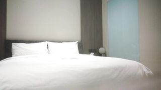 小利探花 酒店約炮身材苗條的漂亮學妹 先玩玩她的小嫩B 連幹兩炮