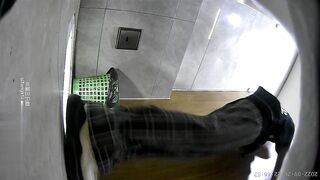 【廁拍】近景偷拍，年輕小姐姐夜場臉穴同框記錄