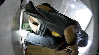 【廁拍】近景偷拍，年輕小姐姐夜場臉穴同框記錄