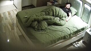 酒店偷拍 小女友換上情趣婚紗 榨乾男友